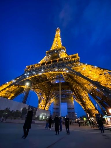 Torre Eiffel de noche. 12 lugares a fotografiar en París para tu álbum de fotos